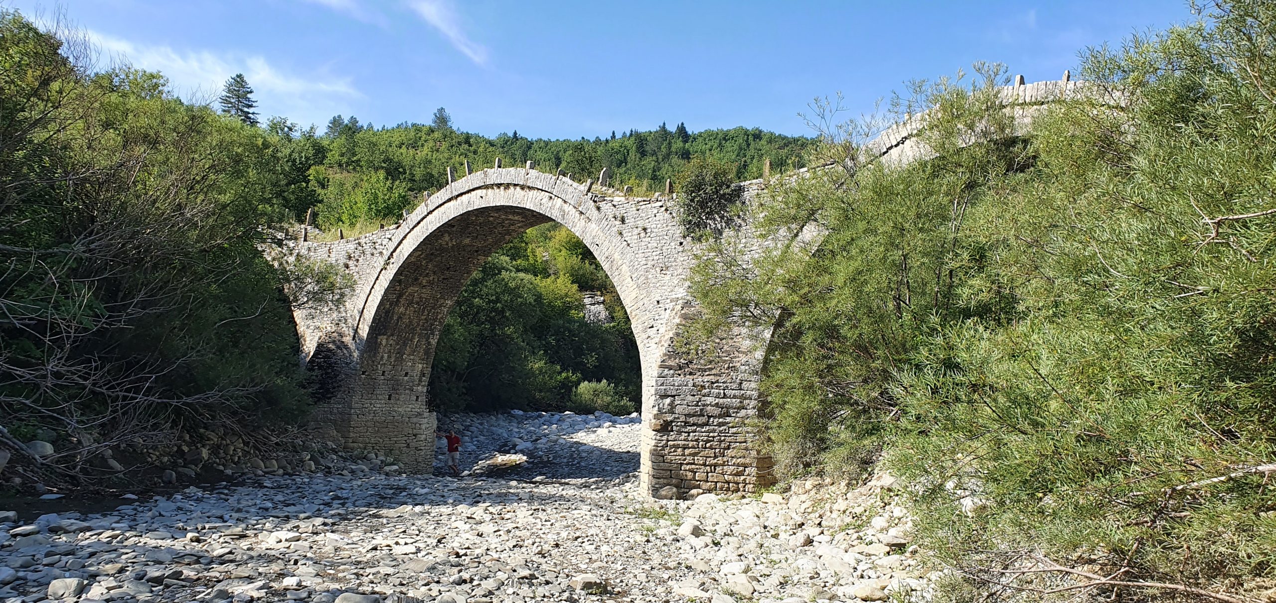 August: Die Steinbrücken von Kipi